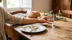 È dannoso bere acqua dopo i pasti? Gli esperti spiegano cosa succede realmente