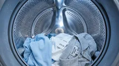 Cosa si nasconde nei vestiti nuovi acquistati in negozio e perché è necessario lavarli prima del primo utilizzo